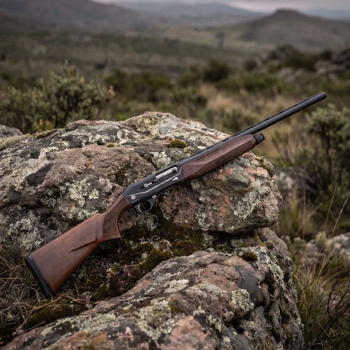 Escopeta semiautomática Huglu Renova Madera calibre 12/76 apoyada sobre rocas en un entorno natural